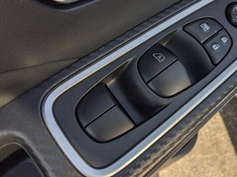 New 2025 Nissan Versa SR w/ Trunk Package image 18