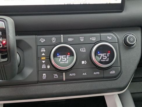 Used 2025 Land Rover Defender 110 S image 25