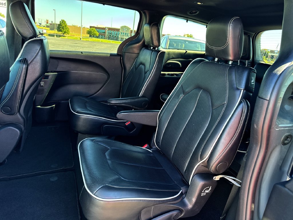 Used 2025 Chrysler Pacifica Limited FWD image 23