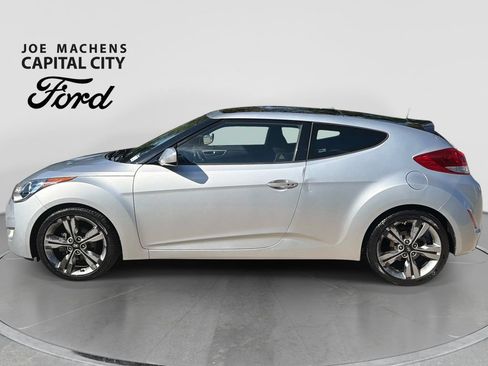 Used 2017 Hyundai Veloster Value Edition FWD image 8