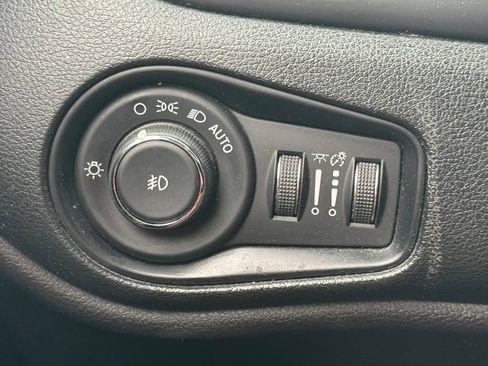 Used 2018 Jeep Renegade Altitude AWD/4WD image 15