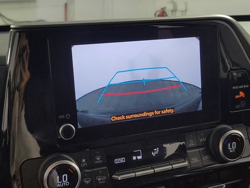 Used 2024 Toyota Highlander LE AWD/4WD image 20
