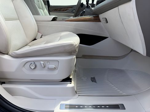 Used 2021 Cadillac Escalade Premium Luxury Platinum AWD/4WD image 36