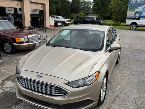 Used 2018 Ford Fusion SE w/ Fusion SE Technology Package FWD image 1