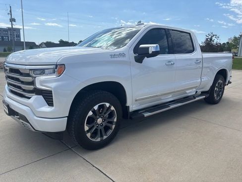 Used 2025 Chevrolet Silverado 1500 High Country w/ Technology Package AWD/4WD image 2
