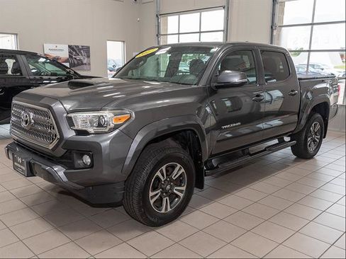 Used 2017 Toyota Tacoma TRD Sport AWD/4WD image 5