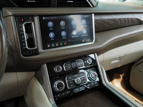 Used 2021 GMC Yukon XL Denali w/ Denali Premium Package AWD/4WD image 8