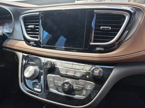Used 2020 Chrysler Pacifica Limited w/ Advanced Safetytec Group FWD image 10