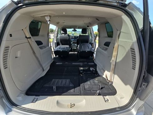 Used 2019 Chrysler Pacifica Touring-L FWD image 23