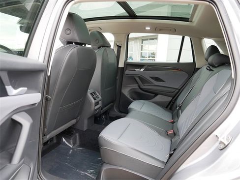 New 2025 Volkswagen Tiguan SE image 8