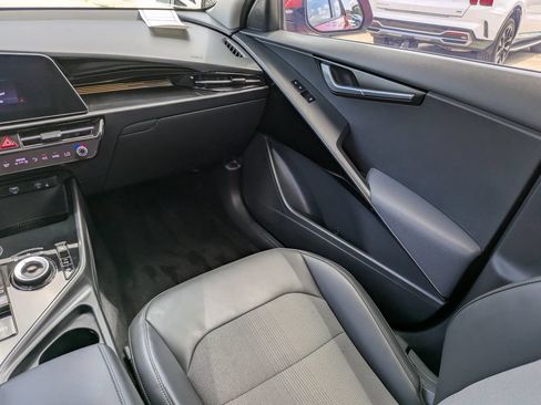 Certified 2023 Kia Niro EX FWD image 18
