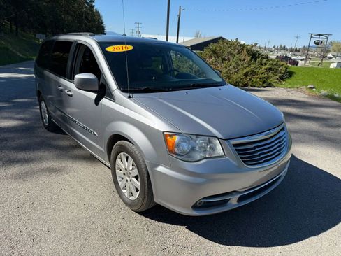 Used 2016 Chrysler Town & Country Touring FWD image 3