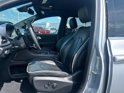 Used 2026 Chrysler Pacifica Limited FWD image 5