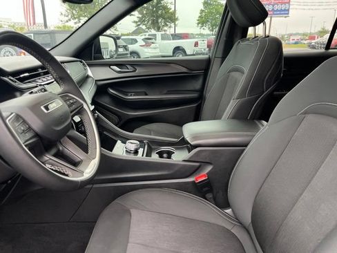 Used 2024 Jeep Grand Cherokee Laredo X AWD/4WD image 9