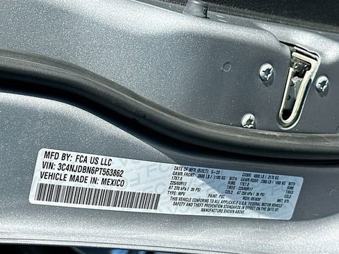 Used 2023 Jeep Compass Latitude image 30