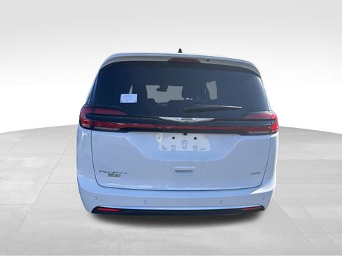 New 2026 Chrysler Pacifica Pinnacle image 10
