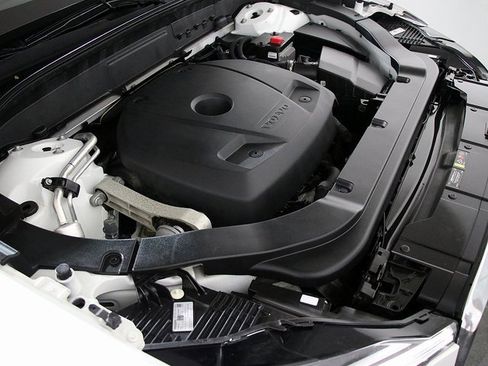 Used 2021 Volvo XC60 T5 Momentum w/ Protection Package image 37