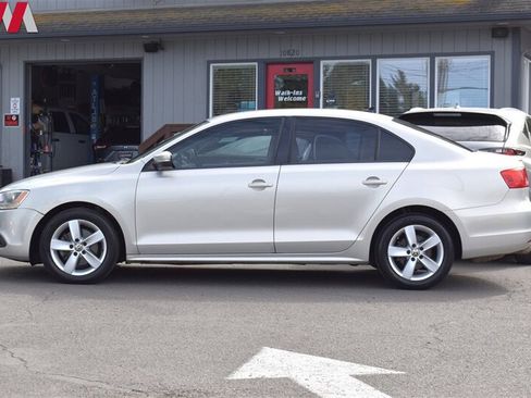 Used 2012 Volkswagen Jetta TDI w/ TDI Appearance Pkg FWD image 9