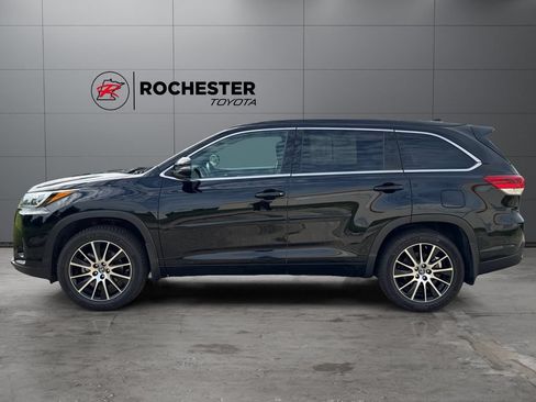 Used 2017 Toyota Highlander SE AWD/4WD image 2
