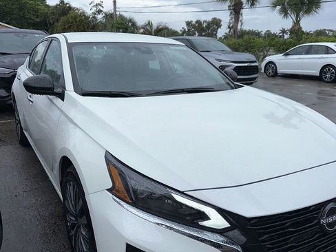 Used 2025 Nissan Altima 2.5 SV FWD image 6