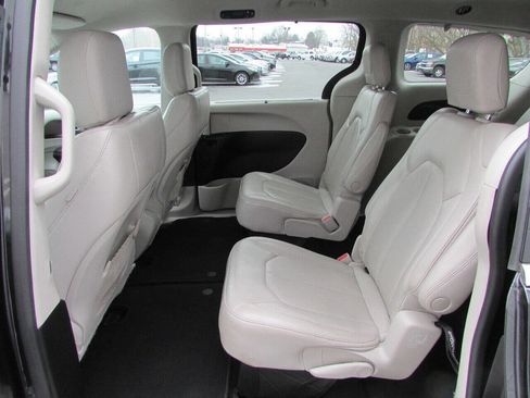 Used 2021 Chrysler Voyager Lxi FWD image 5