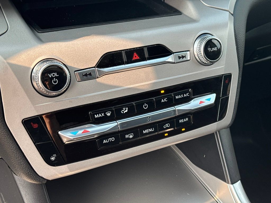 Used 2023 Ford Explorer XLT w/ Equipment Group 202A AWD/4WD image 24