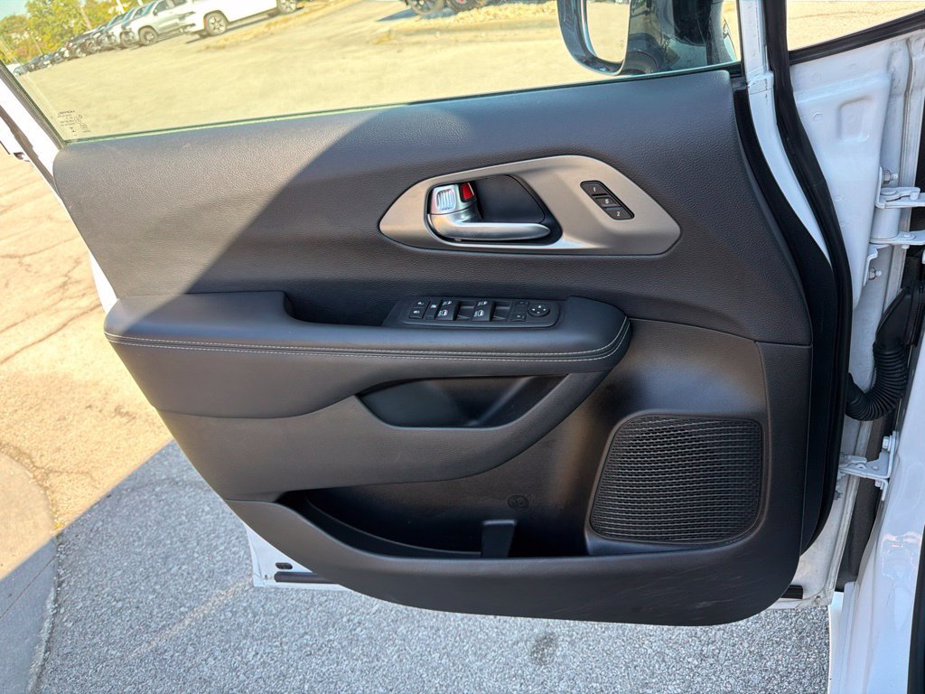 Used 2025 Chrysler Pacifica Select FWD image 37