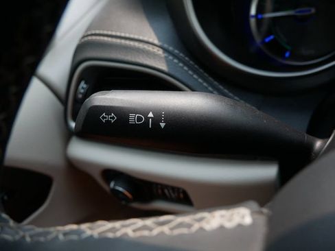 Used 2023 Chrysler Pacifica Touring-L FWD image 19