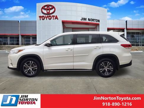 Used 2018 Toyota Highlander Plus FWD image 5