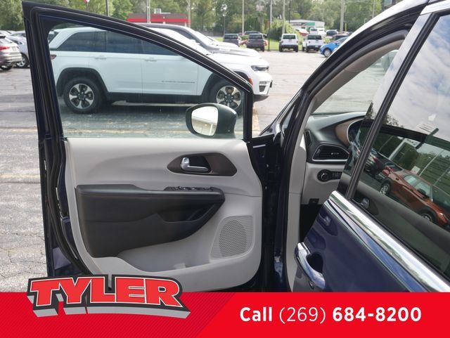 Used 2017 Chrysler Pacifica LX FWD image 17