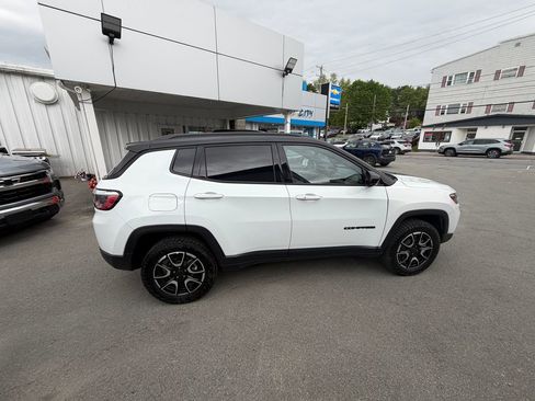 Used 2025 Jeep Compass Trailhawk AWD/4WD image 6