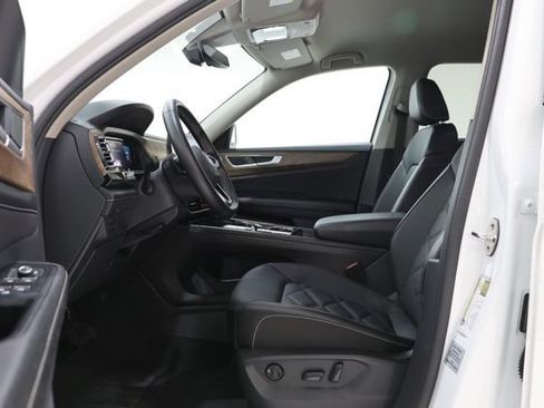 Used 2025 Volkswagen Atlas SE AWD/4WD image 17