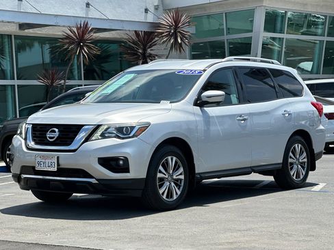 Used 2018 Nissan Pathfinder SL w/ Cargo Package FWD image 8