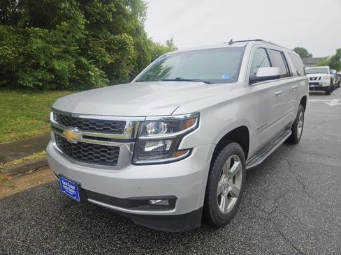 Used 2015 Chevrolet Suburban LT w/ Luxury Package AWD/4WD image 3