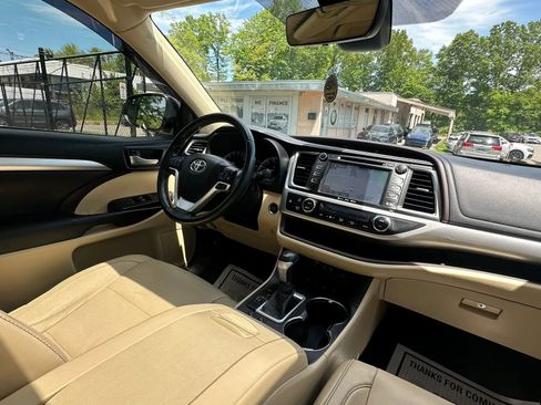 Used 2018 Toyota Highlander XLE AWD/4WD image 34