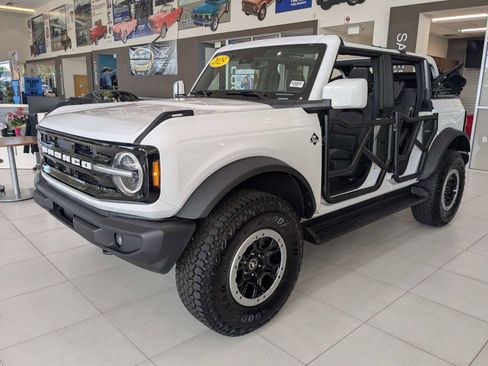 New 2025 Ford Bronco Outer Banks w/ Sasquatch Package AWD/4WD image 6