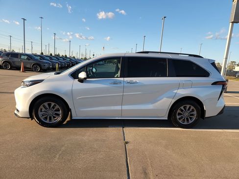 Used 2022 Toyota Sienna XLE image 16