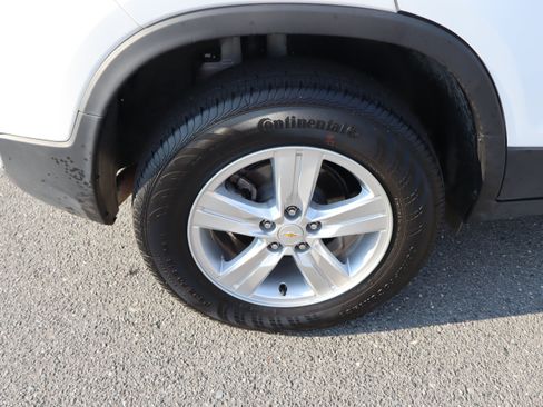Used 2022 Chevrolet Trax LT w/ LT Convenience Package AWD/4WD image 37