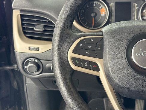 Used 2017 Jeep Cherokee Sport FWD image 16