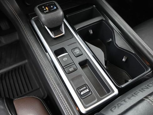 Used 2022 Nissan Pathfinder Platinum w/ Cargo Package image 33