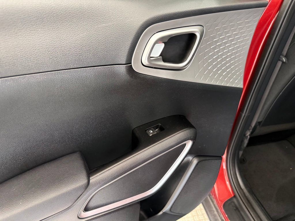 Used 2023 Kia Soul LX w/ LX Technology Package FWD image 18