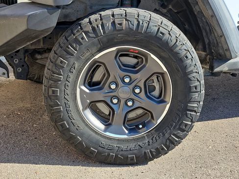 Used 2021 Jeep Gladiator Rubicon w/ Safety Group AWD/4WD image 4
