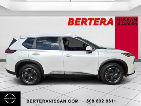 Used 2025 Nissan Rogue SV w/ SV Premium Package AWD/4WD image 2