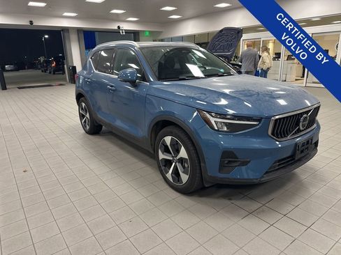 Used 2025 Volvo XC40 B5 Plus image 14
