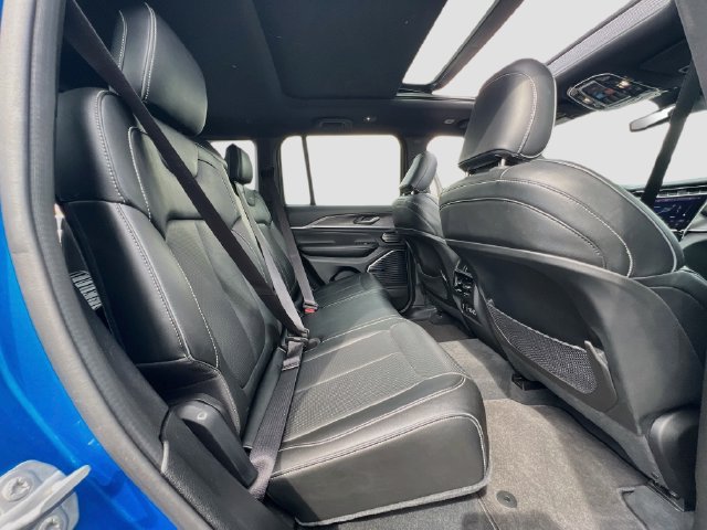Used 2022 Jeep Grand Cherokee Overland AWD/4WD image 25