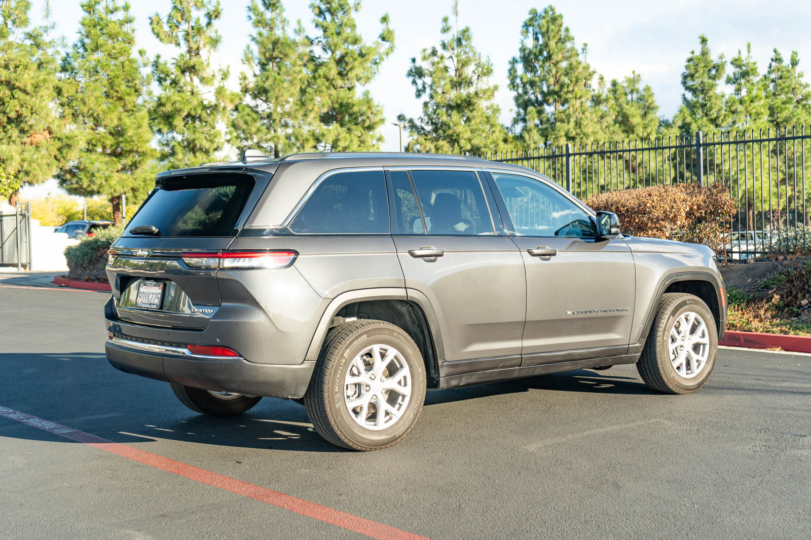Used 2022 Jeep Grand Cherokee Limited w/ Trailer Tow Prep Group (B) RWD image 9