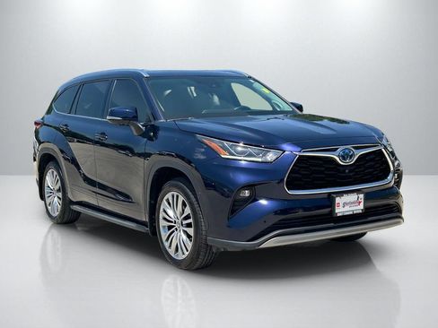 Used 2023 Toyota Highlander Platinum FWD image 3