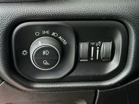 Used 2019 RAM 1500 Laramie w/ Off Road Group image 16