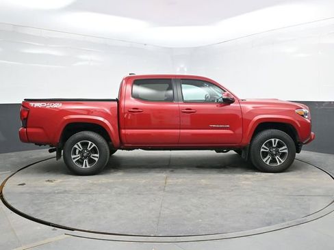 Used 2018 Toyota Tacoma TRD Sport w/ Technology Package image 8