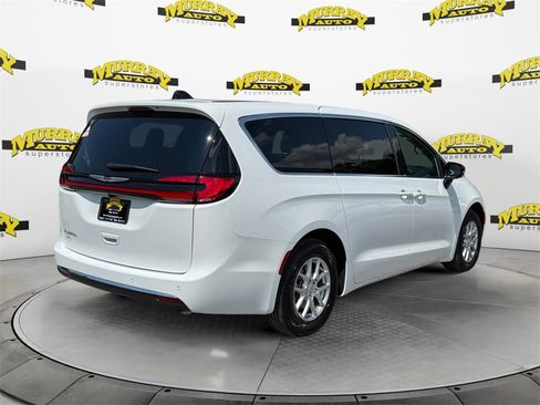 New 2026 Chrysler Pacifica Select image 5